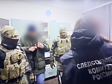 Сотрудницу банка и экс-полицейского задержали за обман вдовы участника СВО