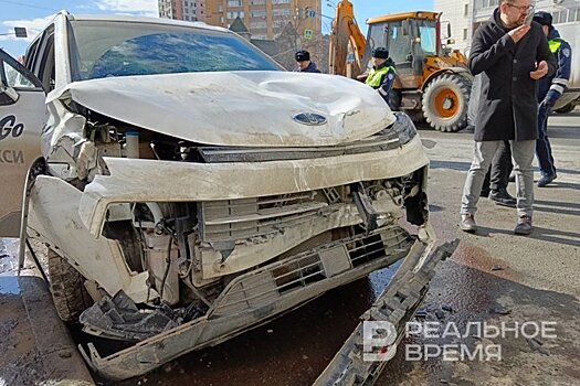 В Казани завели дело после наезда такси на людей на автобусной остановке