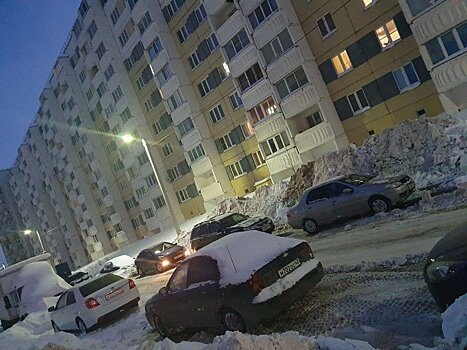          В Кирове подрядчик спихнул снег с тротуара во двор жилого дома       