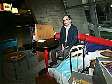 Умер иранец, вдохновивший Спилберга на фильм «Терминал». Он 18 лет прожил в аэропорту, но так и не обрел смысла жизни