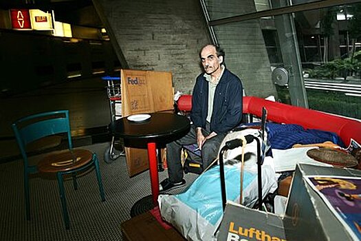 Умер иранец, вдохновивший Спилберга на фильм «Терминал». Он 18 лет прожил в аэропорту, но так и не обрел смысла жизни