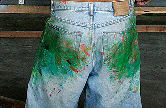 Мода на грязь: На смену рваным приходят джинсы с пятнами земли