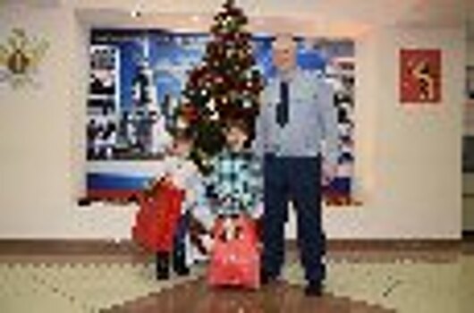 Руководство Владимирского юридического института ФСИН России приняло участие во всероссийской акции «Елка желаний»