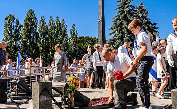На мемориале почтили память погибших членов экипажа подлодки «Курск»