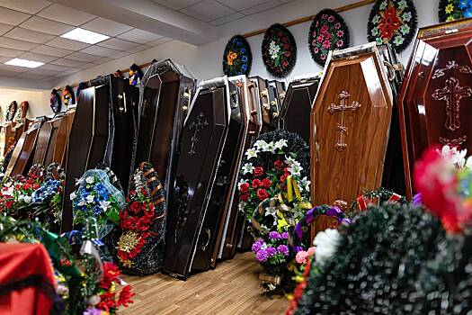 В России коллекторы принесли похоронные венки и дому пенсионерки и поплатились