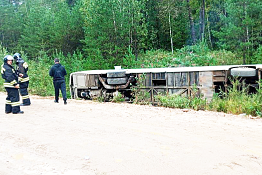 Автобус с 20 пассажирами опрокинулся под Красноярском