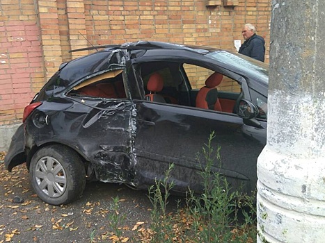 Женщина-водитель врезалась в столб на улице Засекина в Самаре