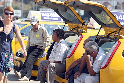 Водителям такси установили время труда и отдыха