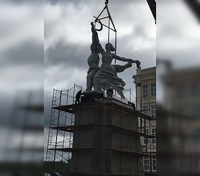 В Верхней Пышме установили 20-метровую копию легендарного памятника «Рабочий и колхозница»