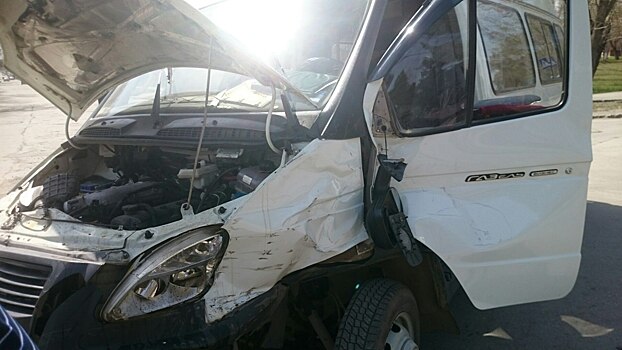 Пассажир и водитель маршрутки пострадали в ДТП в Бердске: на месте работает скорая