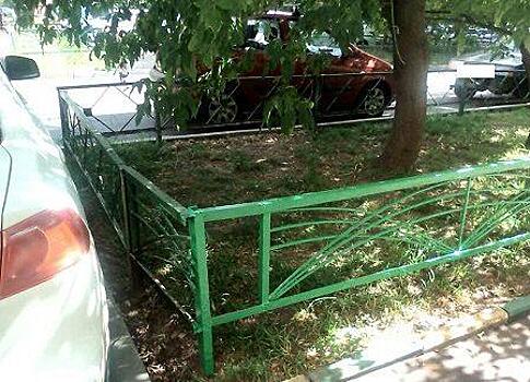 На улице Маршала Василевского в Щукине отремонтировали газонные ограждения