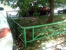 На улице Маршала Василевского в Щукине отремонтировали газонные ограждения