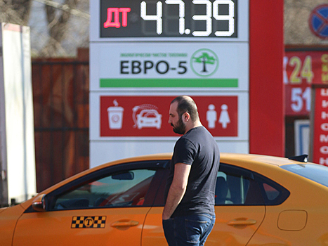 Дорогой бензин в России объяснили жадностью государства