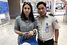 Охранник в аэропорту Камрани вернул туристке сумку со 100 млн VND