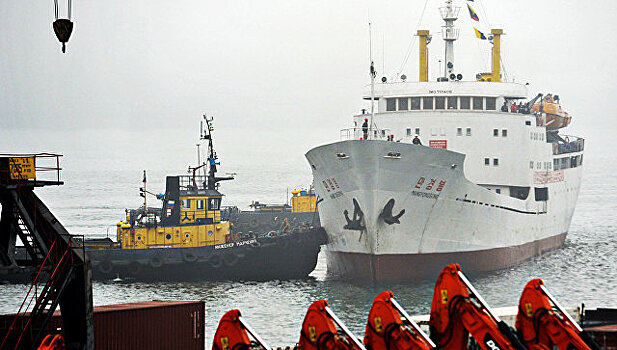 Танкер заправил обесточенное судно из КНДР во Владивостоке