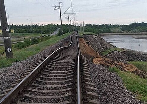 На Украине приостановили движение ряда поездов после разрушения ГЭС