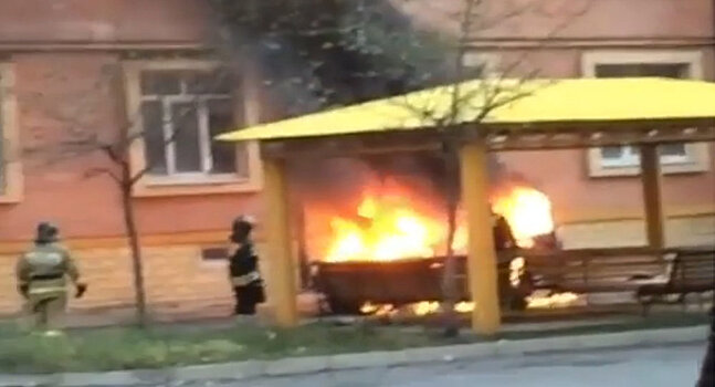 Загоревшийся автомобиль попал на видео во Владикавказе