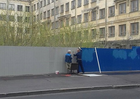 Синий забор на улице Минина перекрасили в серый — нижегородцы тут же подметили метаморфозы