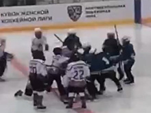 Хоккеисты на Кубани устроили драку перед матчем. Видео
