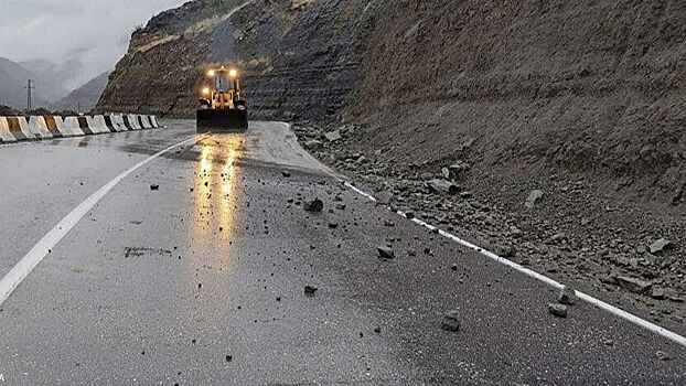 В Сочи из-за ливней на федеральную трассу обрушился камнепад