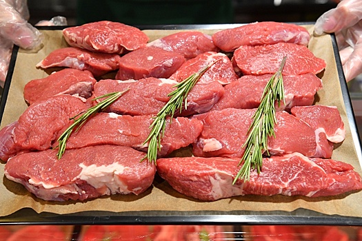 Bloomberg назвал стейки роскошью из-за роста цен на говядину