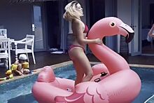 Танцы у бассейна: жена Евгения Алдонина показала подтянутую фигуру в купальнике