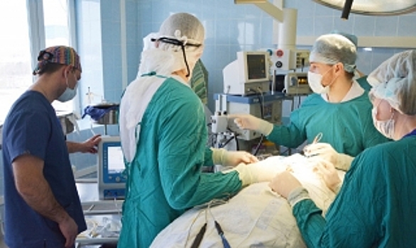 Тюменские хирурги сделали уникальную операцию. Удалили зоб размером в 875 граммов