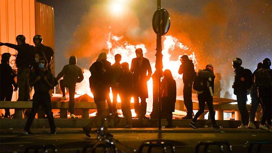 В Париже на акции протеста начались стычки демонстрантов и полиции
