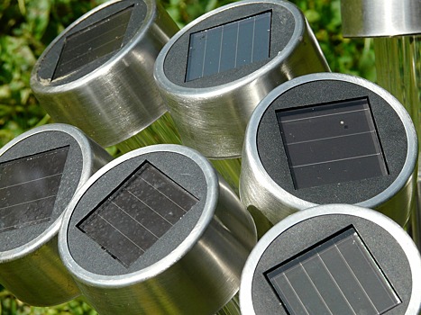 Британская компания представила самую дешевую лампу на солнечных батареях