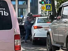 В Иркутске байкер в куртке Black Bears пытался за ноги вытащить водителя Hyundai Solaris из салона