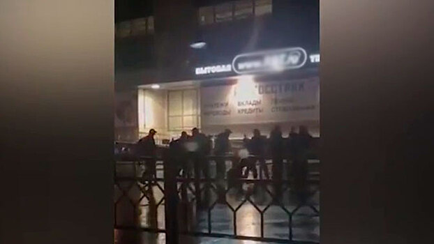Массовая драка со стрельбой в Новосибирске попала на видео