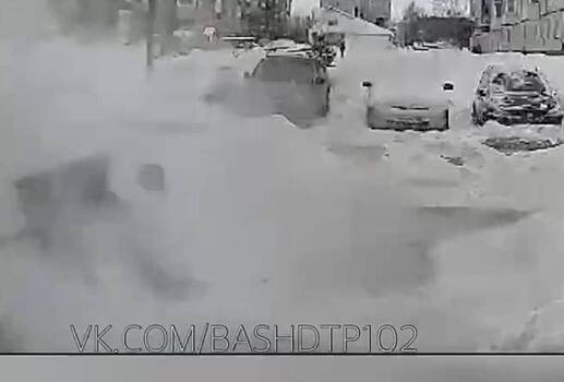 Снег рухнул на сидевшую на лавочке у дома пенсионерку в российском городе