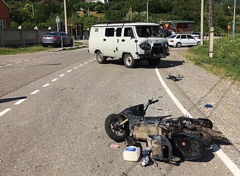 В Сочи подросток за рулем мопеда устроил ДТП с автомобилем «УАЗ»