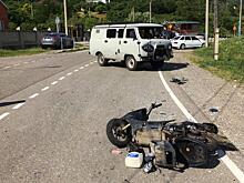 В Сочи подросток за рулем мопеда устроил ДТП с автомобилем «УАЗ»