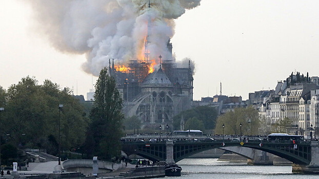 Пожар в соборе Парижской богоматери