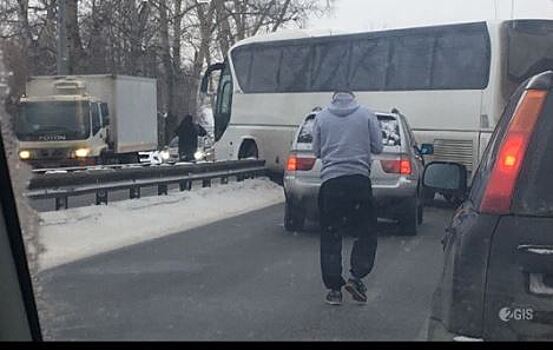 На Московском шоссе в Самаре фура врезалась в столб