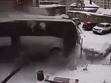 Появились кадры с моментом выезда автобуса на парковку жилого дома в Саратове