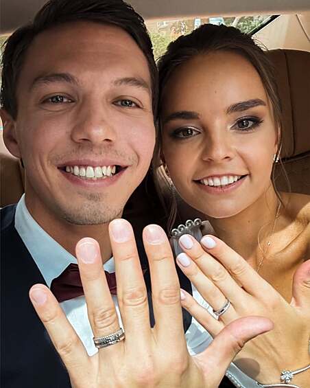 Дина Аверина и Дмитрий Соловьев.   Гимнастка и фигурист поженились в красивую дату — 7 июля. Свадьбу отпраздновали в отеле «Балчуг Кемпински», а среди гостей были Татьяна Навка и Ирина Винер. Спортсмены познакомились в 2024 году на шоу «Ледниковый период», где Аверина стала партнершей Соловьева. А 14 февраля 2025-го он сделал ей предложение.