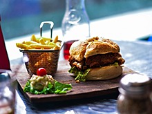 Увеличение количества ресторанов с фастфудом связали с частотой инфарктов у населения