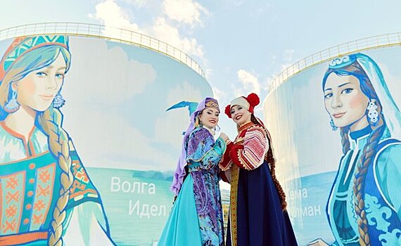 Один из крупнейших промышленных муралов: девушки в национальных костюмах украсили резервуары этиленника НКНХ