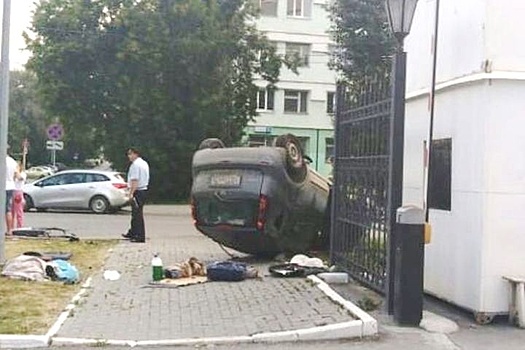В столице Урала внедорожник перевернул легковой Nissan - погиб мужчина
