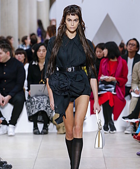 Дерзкая девочка-подросток: Кайя Гербер в ультракоротком комбинезоне и гольфах стала звездой показа Miu Miu