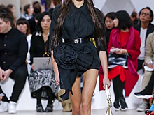 Дерзкая девочка-подросток: Кайя Гербер в ультракоротком комбинезоне и гольфах стала звездой показа Miu Miu