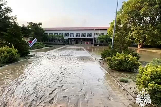 «Мост смыло, река несла холодильники»: очевидцы о стихии в Краснодарском крае