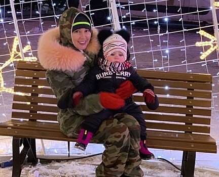 Лера Кудрявцева с годовалой дочерью повеселилась в московском парке