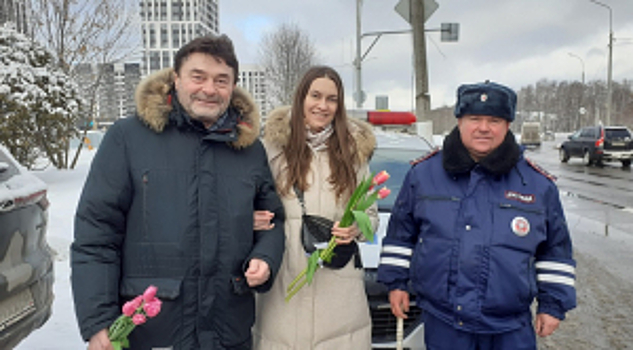В канун Международного женского дня сотрудники полиции и  общественники поздравили в Калужской области автоледи с праздником