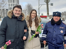 В канун Международного женского дня сотрудники полиции и  общественники поздравили в Калужской области автоледи с праздником