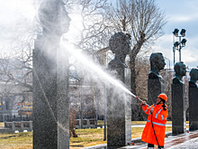 Монумент Победы на Поклонной горе промыли в рамках месячника по благоустройству