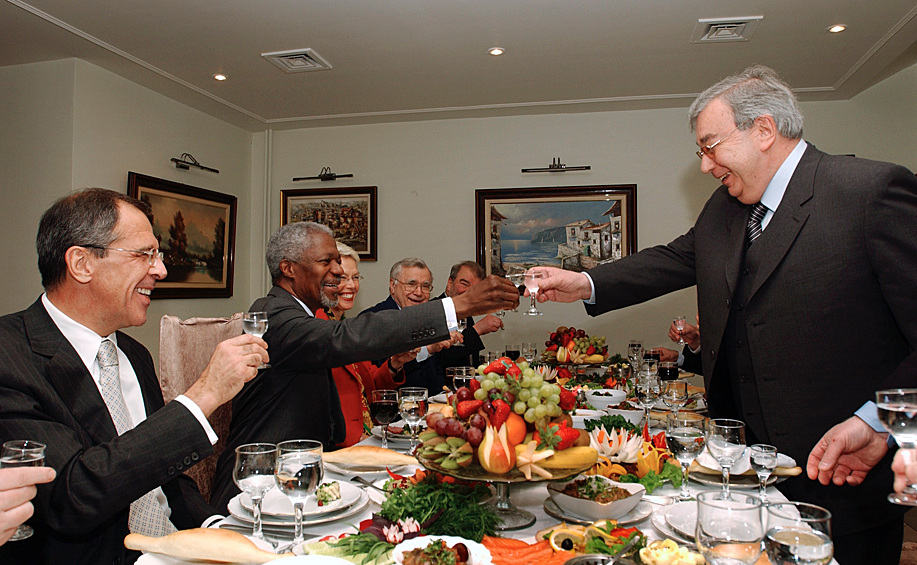 Бывший министр иностранных дел России Евгений Примаков (справа), генсек ООН Кофи Аннан (второй слева) и Сергей Лавров во время обеда в Москве, 2004 год
