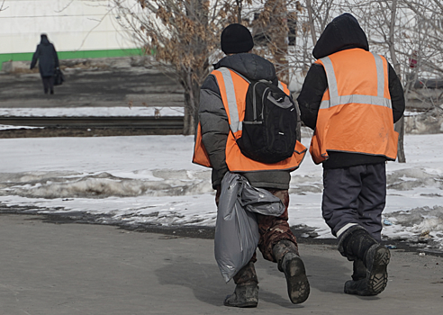 В Каменске-Уральском дворники отказываются работать из-за пенсионерки с лопатой